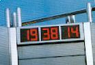 Affichage numérique radio-piloté de l'horloge carillon.