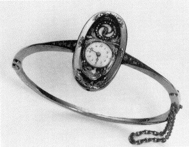 Montre bracelet du 19ème siècle. Cadran émaillé en bas. Le balancier est visible dans le reperçage en haut. Sertie de diamants. 